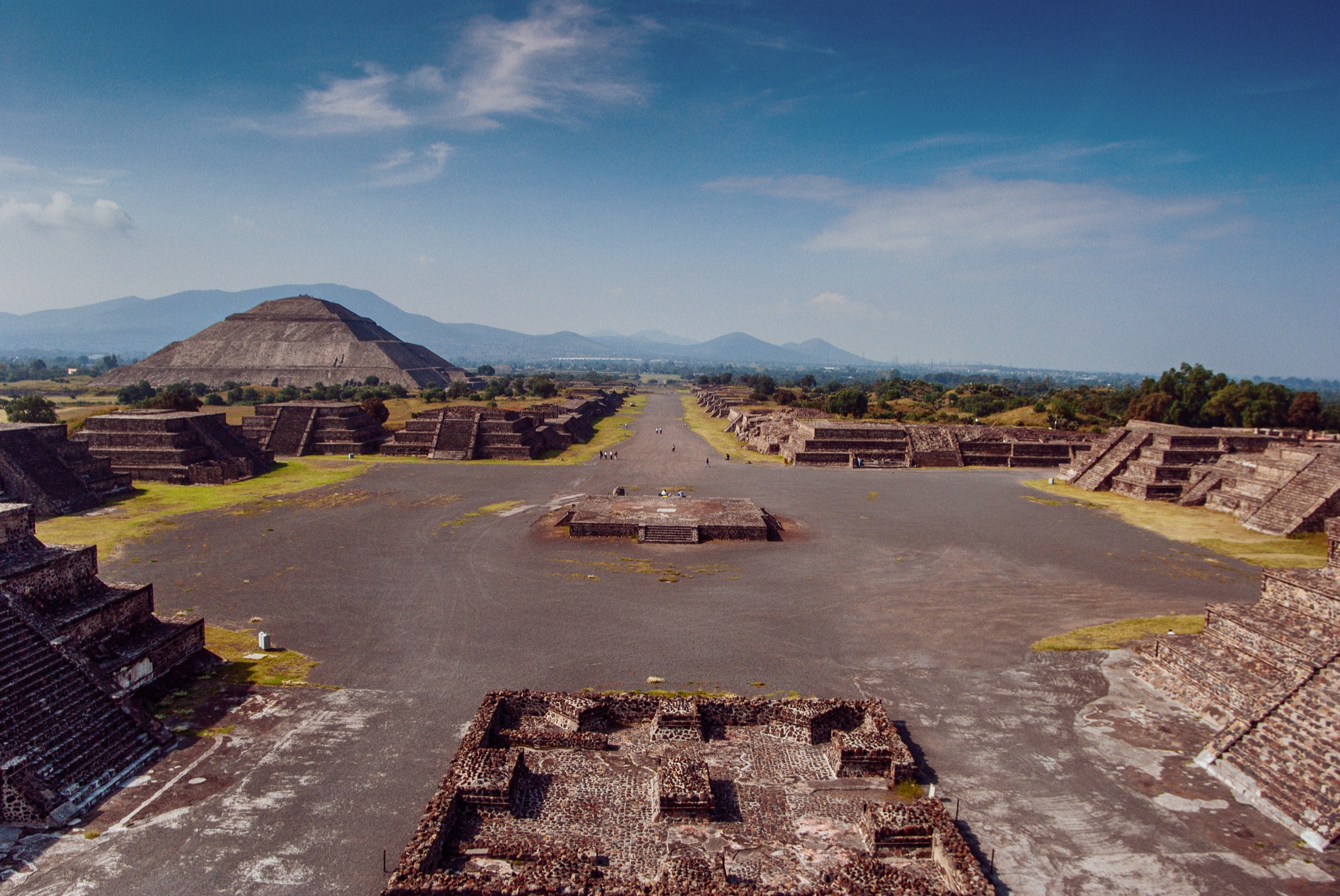 Avenida de los Muertos at Teotihuacán with pyramids